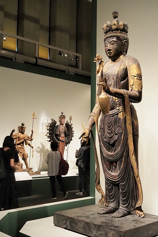 展示風景より。重要文化財《十一面観音菩薩立像》 10世紀　京都・禅定寺