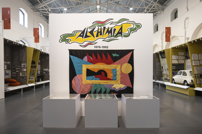 ミラノのADIデザインミュージアムで開催された展覧会「ALCHIMIA」の展示風景。ミラノでは創設者 アレッサンドロ・グエリエロ自身が展示構成を手がけた。Courtesy of ADI Design Museum  photo＝Denise Manzi