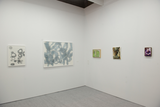 左の壁面にAyako Someya、右にGENE GALLERYの選出作品が並ぶ。