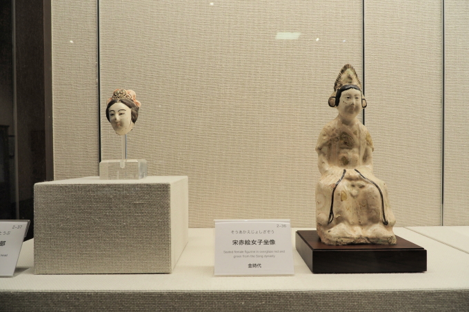 右は「宋赤絵女子坐像」金時代【通期展示】