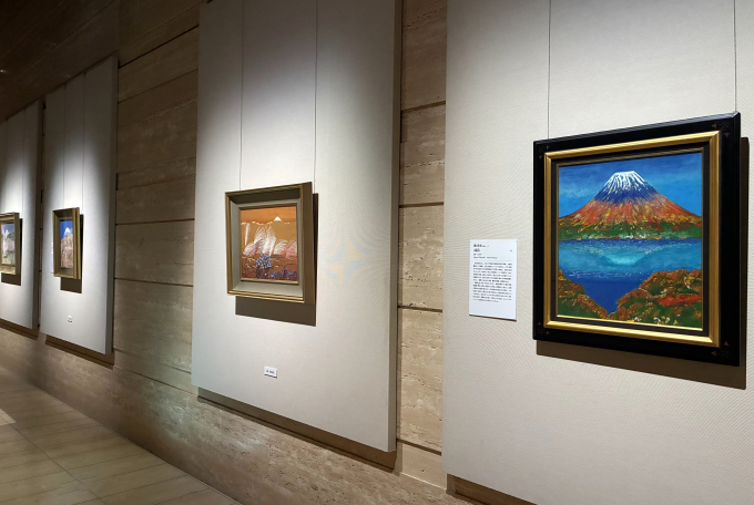 展示風景手前：櫻井孝美《錦秋》油彩　1992年