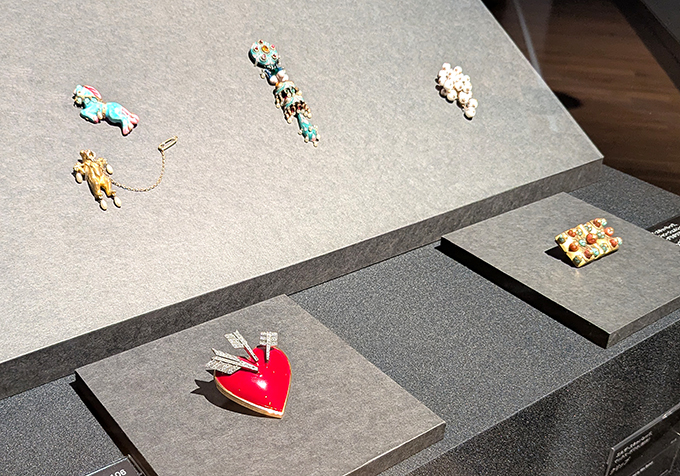 展示風景より、エルザ・スキャパレッリのコスチュームジュエリー。ガラスや合金など新しい素材を取り入れ、自由で独創的なデザインを生み出した。