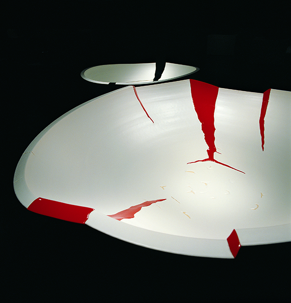 不走庵三輪窯のギャラリーに展示されていた直径約1.5mのオブジェ。
焼いている間に入ったひびの部分をフェラーリの赤と黒の塗料で継いだ。
《阿吽》2006年 三輪和彦（現十三代三輪休雪）　写真＝田中学而