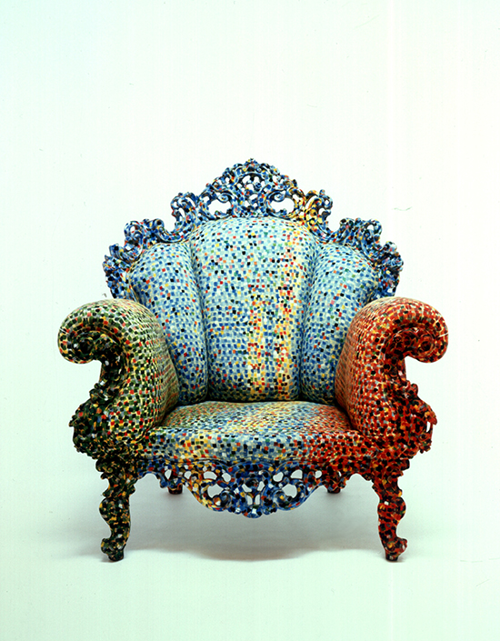 アルキミアの中心人物の一人、アレッサンドロ・メンディーニの作品《Poltrona / Armchair Proust》, Collezione Bauhaus, 1978年。photo＝Carlo Lavatori / Archivio Alessandro Mendini