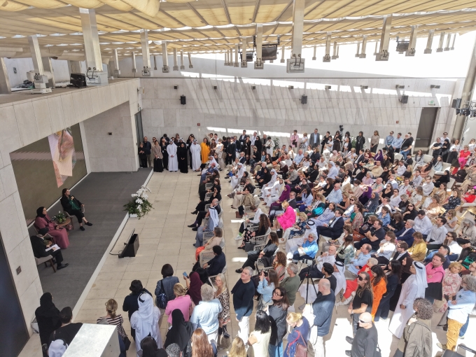 カタール国立博物館会長のシェイカ・アル＝マヤッサ（壇上中央）が登壇したアート・バーゼル・カタールのトークイベント、「Art Basel Conversations × Qatar Creates Talks」には、多くの聴衆が集まった。Courtesy of Qatar Museums