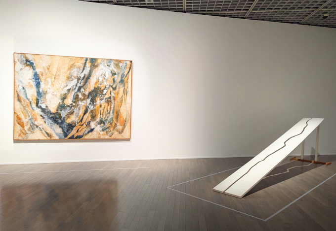 展示風景より、左から、白髪富士子 《作品 No.1》1961高松市美術館、《白い板》1955/1985 兵庫県立美術館（山村コレクション）