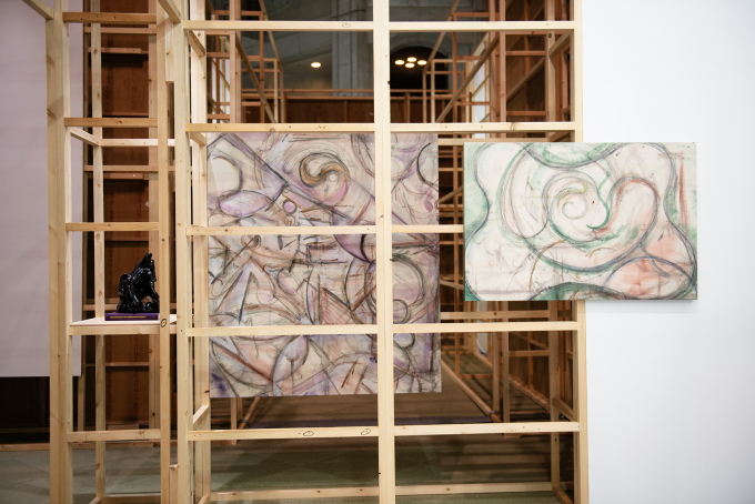 左端の作品は、ニコラス・グアニーニ《Passionate Pilgrim》(2016)