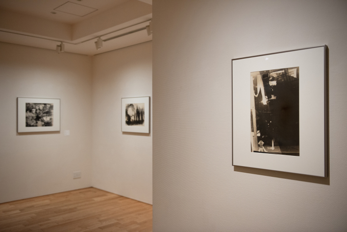 展示風景より、手前は《題不詳》1950年代 MEM