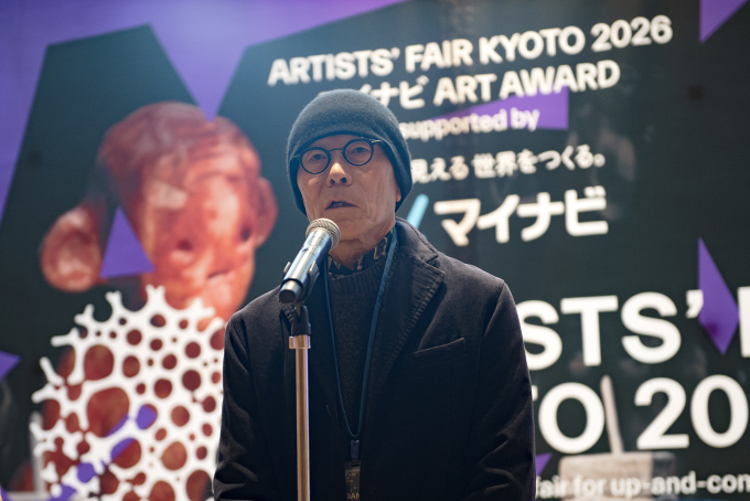 記者発表で熱弁を振るう椿昇