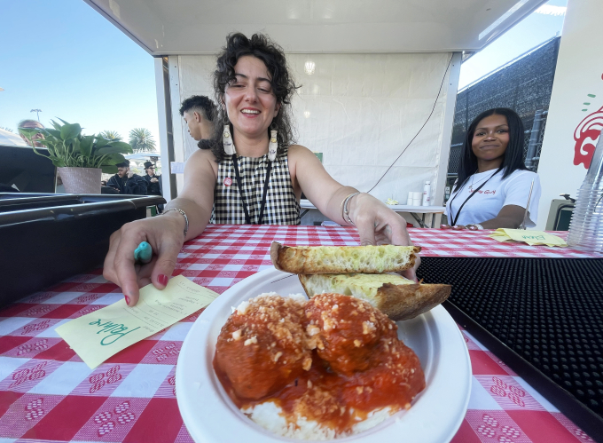 LAの人気レストランのポップアップが屋外スペースに並ぶ。写真はLAのイングルウッドにある人気イタリアン、「SUNDAY GRAVY」のメニュー。