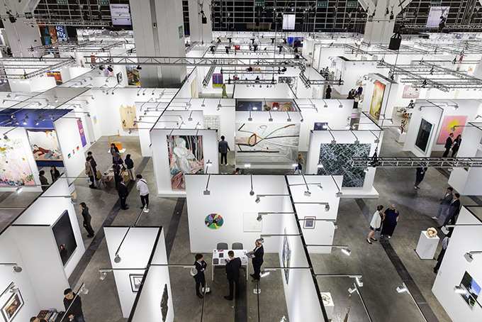 アート・バーゼル香港2025の会場風景。Courtesy of Art Basel