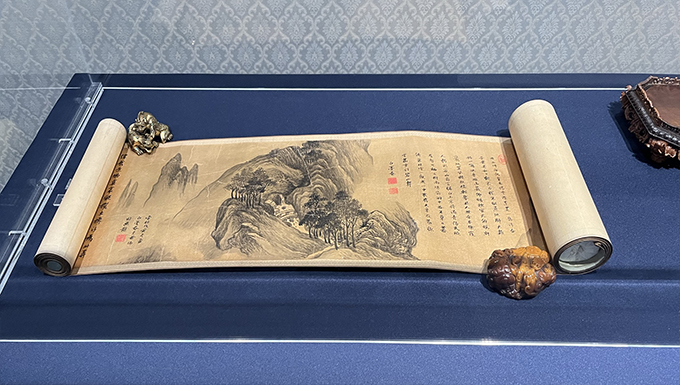重要美術品《山水書画巻》張瑞図（ちょうずいと）明時代(1638)、《変玉龍彫書鎮》清時代（18世紀）ともに泉屋博古館蔵