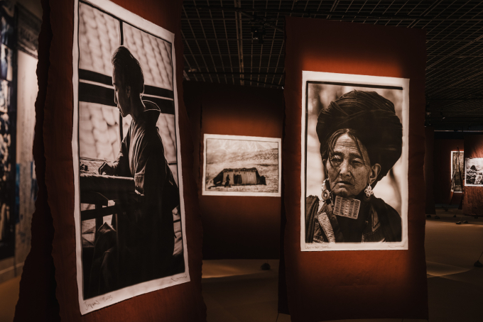「高木由利子 写真展　Threads of Beauty 1995-2025」展示風景、Bunkamura ザ・ミュージアム、2026年　Photo by Ooki JINGU