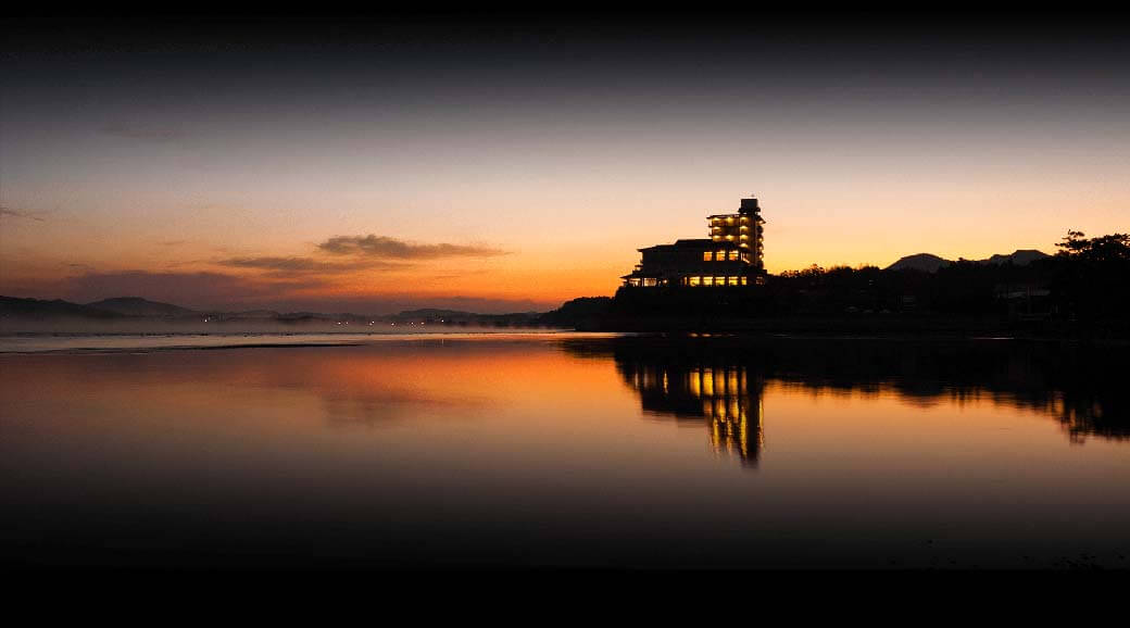 油谷湾の絶景を一望できる山口県長門 油谷湾温泉 ホテル楊貴館。空と海が茜色のグラデーションに染まる朝焼けの時間。