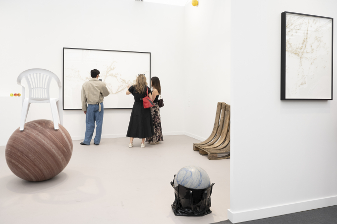 ニューヨーク・チェルシーに拠点を置く303 Galleryはアリシア・クワデの個展を開催。プレビューの午後には作家もブースを訪れた。