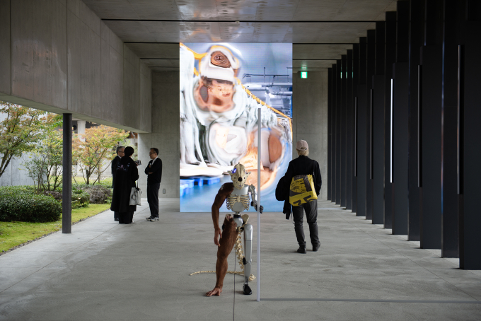 大丸松坂屋百貨店が、世界での活躍を目指す次世代のアーティストをサポートする「Ladder Project」。今年は、生身の身体感覚とテクノロジーの交錯によって生まれる知覚の揺らぎに着目して制作を行う山内祥太を選出し、新作が発表された。会場の最後の作品。