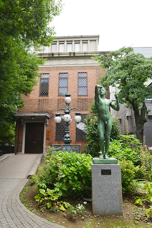 大学美術館の本館ができるまでの間、芸術資料館のメイン・ギャラリーは昭和4年に竣工したこの陳列館だった。現在も企画展会期中に限り建物が公開されている。