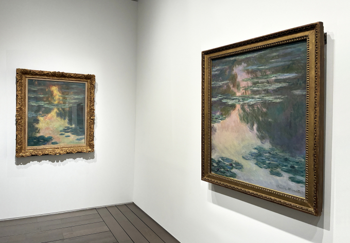 右：クロード・モネ《睡蓮の池》 1907年　油彩・カンヴァス　石橋財団アーティゾン美術館左：クロード・モネ《睡蓮》 1907年　油彩・カンヴァス　和泉市久保惣記念美術館 （展示期間：2/7–4/5）