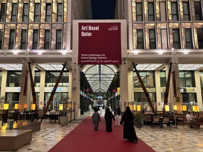 バラハ・ムシェイレブからアート・バーゼル・カタールのもう一つの会場、ドーハ・デザイン・ディストリクトへ向かう回廊。トーブやアバヤを纏ったゲストたちが行き来する。編集部撮影