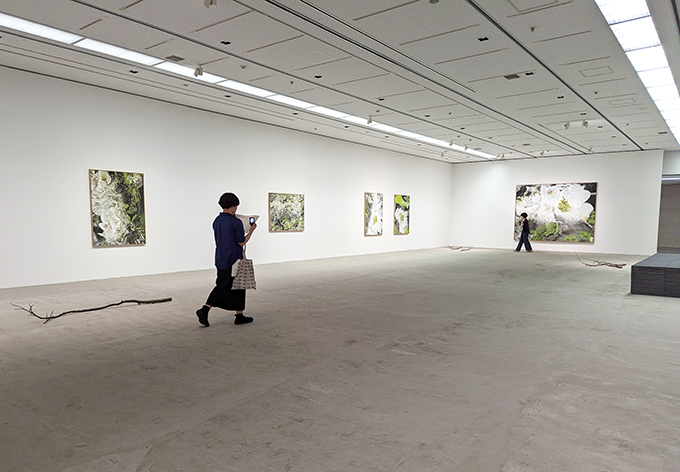 展示風景より、「垂直」と「水平」を意識して構成されている。展示空間の奥には、床に敷かれていたカーペットが重ねられている。