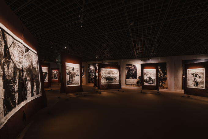 ヴィレッジの広場となっている空間。「高木由利子 写真展　Threads of Beauty 1995-2025」展示風景、Bunkamura ザ・ミュージアム、2026年　Photo by Ooki JINGU