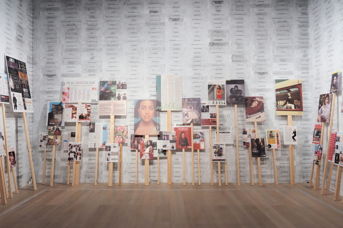 ソニア・ボイス《ディボーショナル・ウォールペーパー・アンド・プラカード》2008-2020年 Courtesy:  Middlesbrough Institute of Modern Art 展示風景：「MAMプロジェクト034：ソニア・ボイス」森美術館（東京）2025-2026年 撮影：加藤 健　© Sonia Boyce. All rights reserved, DACS & JASPAR 2025 G4025 画像提供：森美術館