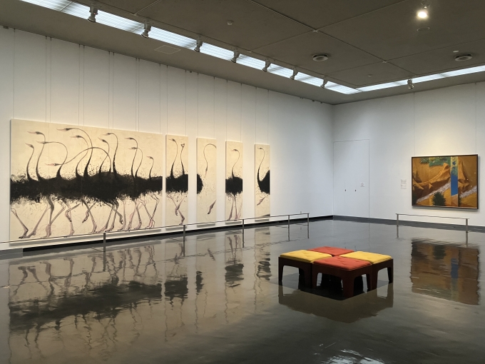 コレクション展示室
特別展「日本画の挑戦者たち」に関連し、現代の日本画家の作品を展示。左は福井江太郎《阿Ⅰ》。