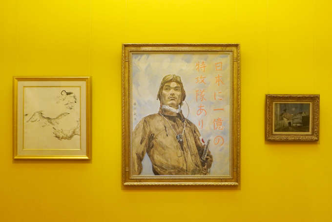 軽井沢安東美術館　展示室　（中央）《勇敢なる神風特攻隊》1944頃、油彩・キャンバス（左）《群犬》1936頃、水彩、墨・紙（右）《佛印・河内、安南人町》1943、油彩・キャンバス