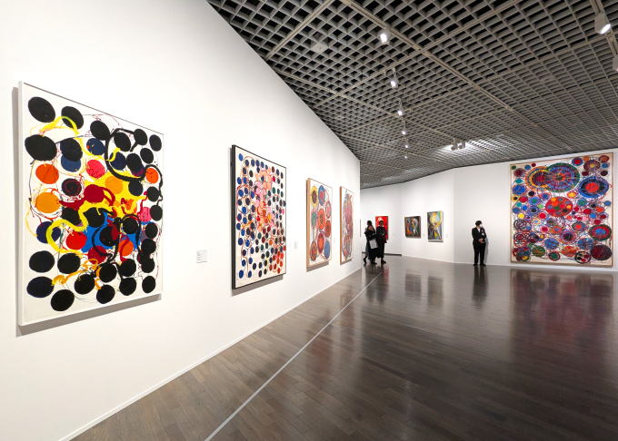 展示風景より　田中敦子の作品、手前は《作品》1957 奈良県立美術館、右奥は全長３mを超える大作《地獄門》1965-69 国立国際美術館　©️Kanayama Akira and Tanaka Atsuko Association