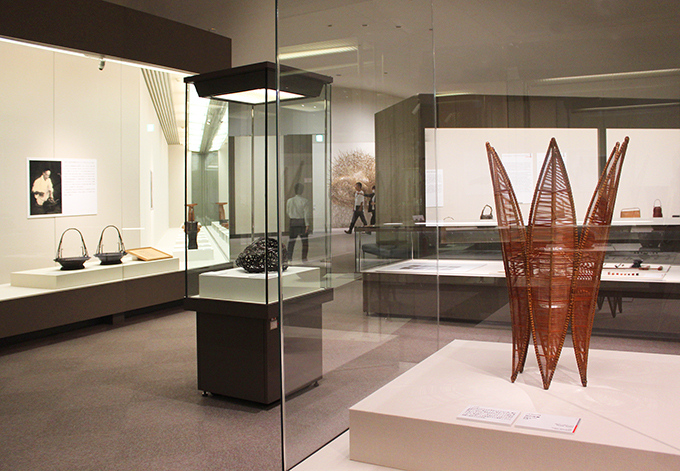 二代前田竹房斎《竹の花器》(堺市)。6枚の花びらが開くような形が美しい