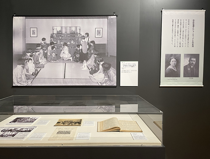 龍谷大学 龍谷ミュージアム「博覧」展 会場風景より本展では、アメリカのニュアークミュージアム「Children in Japan」展で行われたワークショップ「雛祭り」の写真が紹介されている。日本の雛祭りを通して、日本の文化を体験する体験学習会であった。