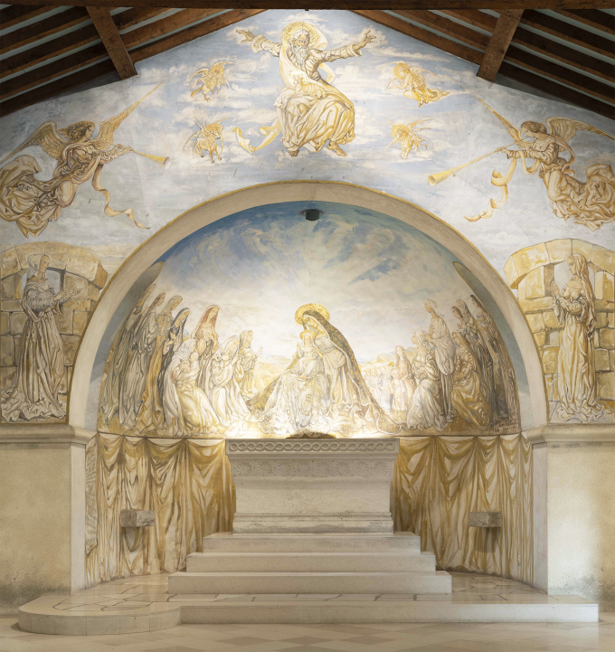 壁に《聖母子》が描かれた礼拝堂御内部の祭壇 1966年 ランス市
Vue de l’abside de la chapelle Notre-Dame-de-la-Paix à Reims, Léonard Foujita (1966) © Ville de Reims / photo : Corentin Le Goff
軽井沢安東美術館の展示室4では、このフレスコ画を含む礼拝堂内部を体感できるような再現展示を予定している。