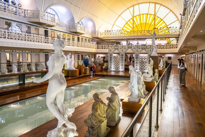 ルーべの「ラ・ピシーヌ（La Piscine）」では、ステンドグラスから射す光に照らされたプールのそばで、ロダン、クローデル、ピカソの彫刻作品を鑑賞できる。©Stéphane Bouilland