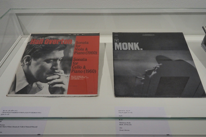 左／ホール・オヴァートン『Sonata for Viola &Piano（1960）／Sonata for Cello &Piano（1960）』と右／セロニアス・モンク『MONK.』のアルバム・ジャケットの写真はロフトで撮影されたもの