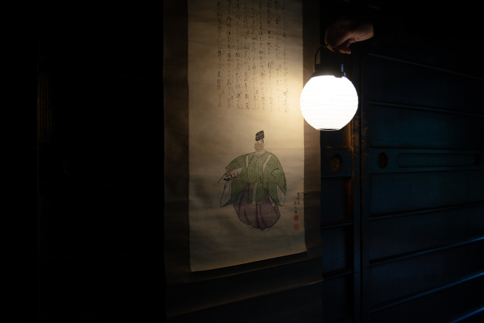 入口で渡された行燈を片手に、暗い展示空間を探りながら歩く