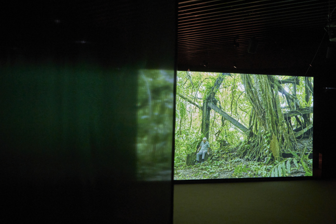 山城知佳子《Recalling(s)》2025年、「山城知佳子×志賀理江子　漂着」展示風景、アーティゾン美術館　©Chikako Yamashiro. Photo: kugeyasuhide