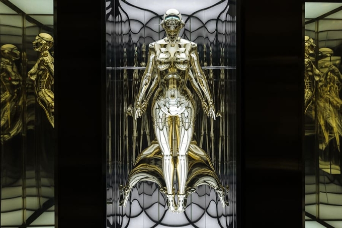 空山基《Sexy Robot type II floating_gold》　2025年　UV硬化樹脂、アクリル、銀メッキ、ステンレススチール、スチール、LEDライト　H270 × W103 × D108 cm　©Hajime Sorayama. Courtesy of NANZUKA