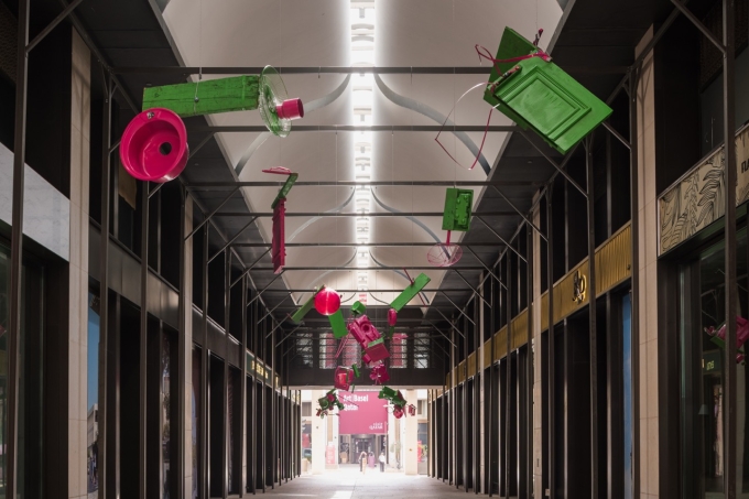 回廊の天井に吊るされたアブラハム・クルスビレガスの作品。Courtesy of Art Basel