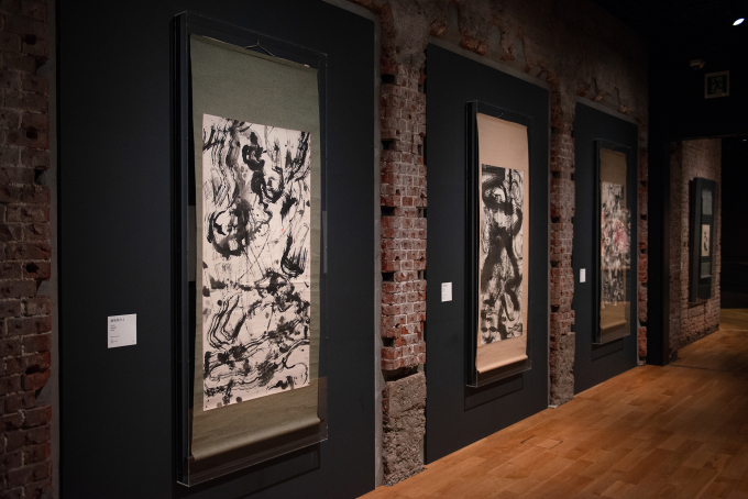 展示風景より、手前から《抽象集合2》1959年 MEM、《抽象集合3》1959年 MEM