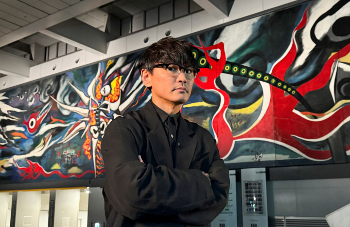 「サカナクション」の山口一郎と岡本太郎の壁画《明日の神話》