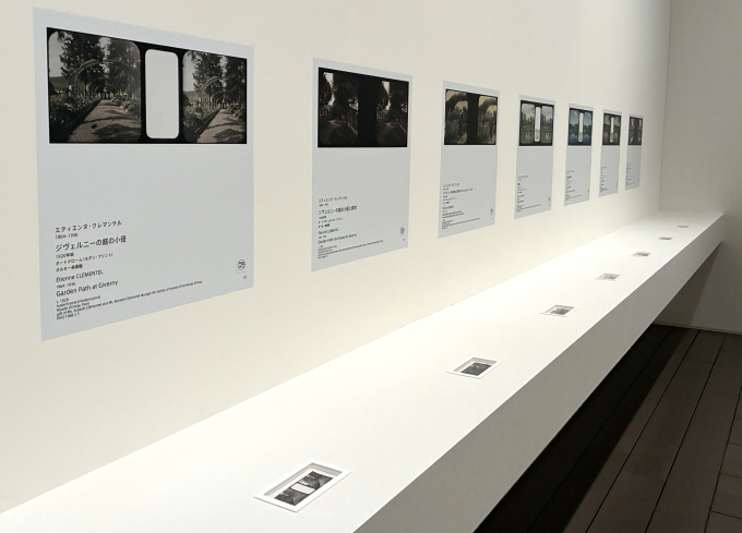 エティエンヌ・クレマンテルの写真の展示風景下には、写真作品のネガフィルムが置かれている。写真を引き伸ばしてプリントした完成作品（プリント）が展示されている。