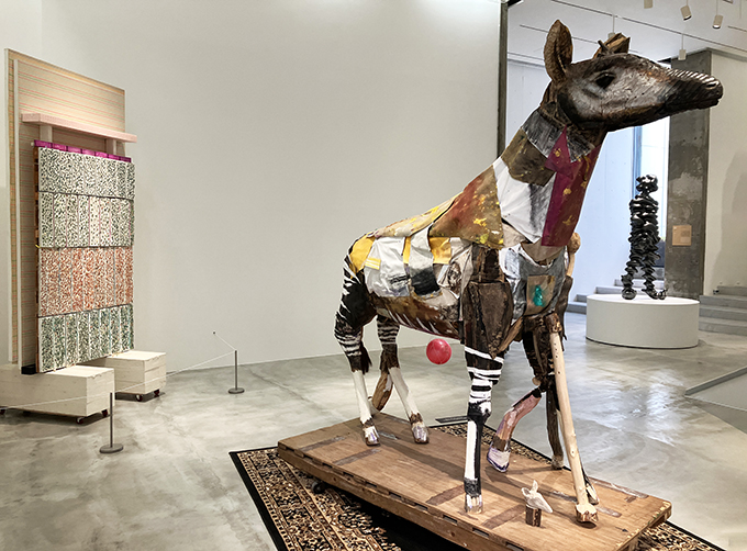 「名作コレクション＋舟越桂選」展示風景（手前）舟越桂、杉戸洋、小林正人、三沢厚彦《オカピのいる場所》2017年