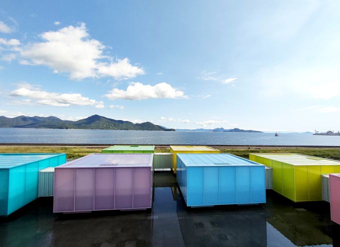 カラフルな可動展示室の向こうに、宮島をはじめ瀬戸内の多島美が広がる