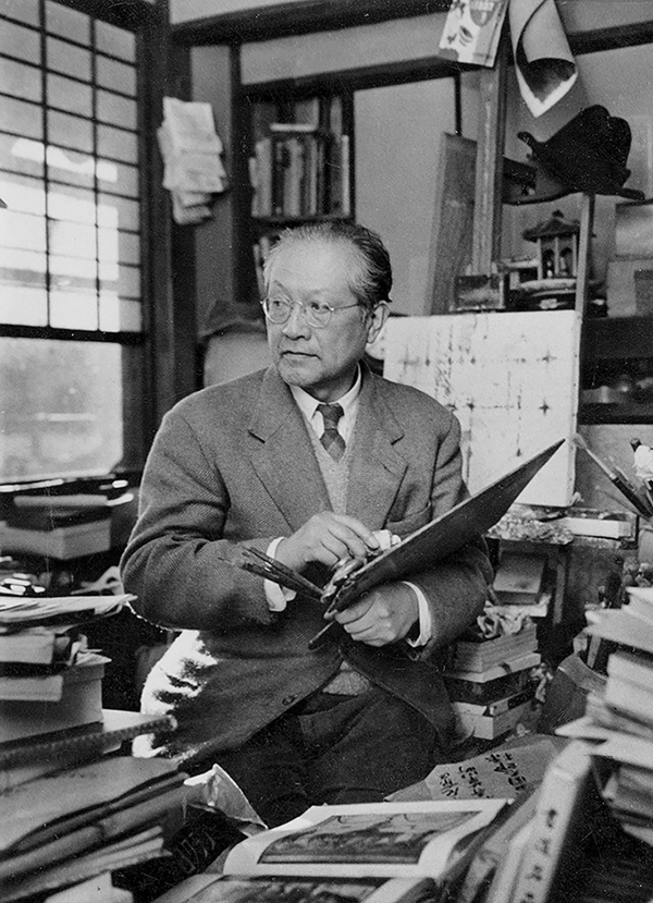 須田国太郎ポートレート　アトリエにて　1954年1月　撮影：田中真知郎（須田家提供）