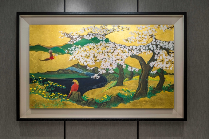 フロントに飾られた〈吉野の桜と金鶏鳥〉華やかな桜と金鶏鳥を主役に、金箔の雲間に、川や山々が見え隠れする奥行きのある風景が描かれた現代作家によるアートワーク