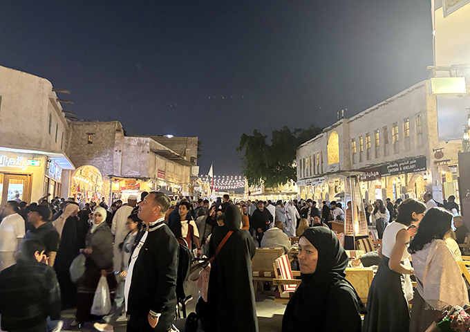 週末前夜にあたる木曜日の夜、賑わいをみせるスーク・ワキーフ。編集部撮影