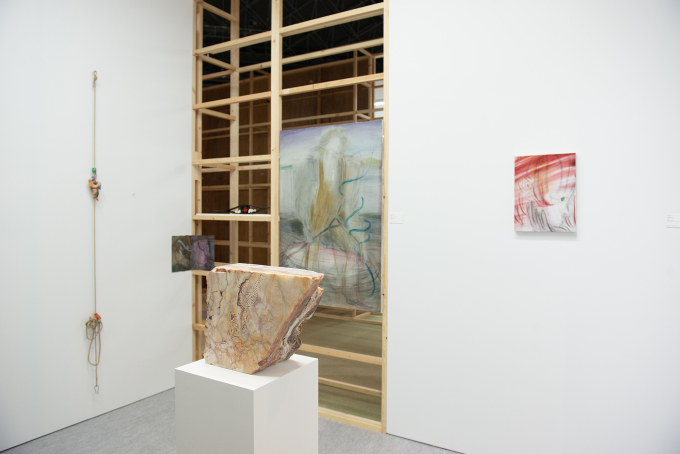 展示風景より。中央の石彫作品が、川内理香子《The Story About Fire》(2025)