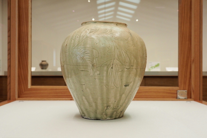 「古瀬戸灰釉草葉文広口壺」鎌倉時代 【通期展示】
