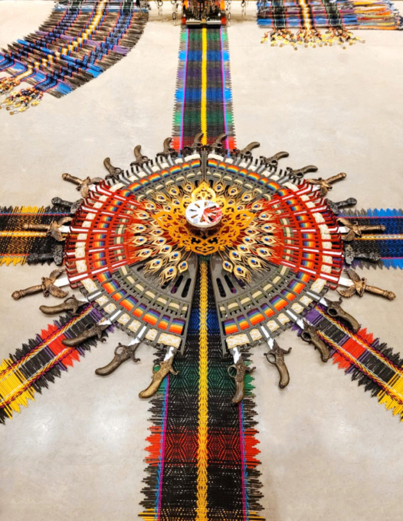 1973年マレーシア生まれのアン・サマットも「PLATFORM」に登場。伝統的なマレーシアの織物技法と日常の素材を融合させたトーテム的なアートワークで知られるアーティストだ。 Courtesy of ART SG