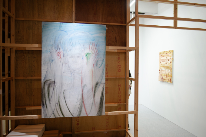 入口脇に架けられたのは、ホウ・イジの作品《Words in the Wind 2》。